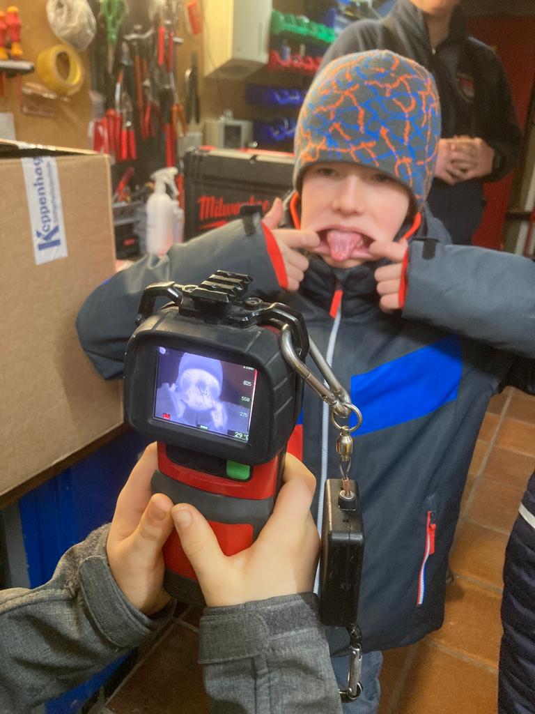 Jahrgang 3 besucht die Feuerwehr (2)