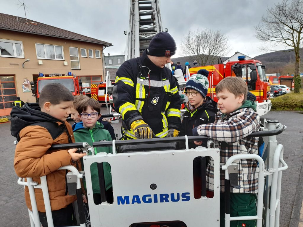 Jahrgang 3 besucht die Feuerwehr (4)
