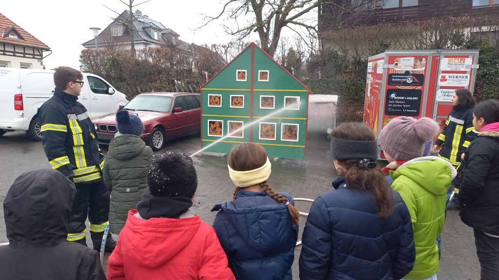 Jahrgang 3 besucht die Feuerwehr (8)