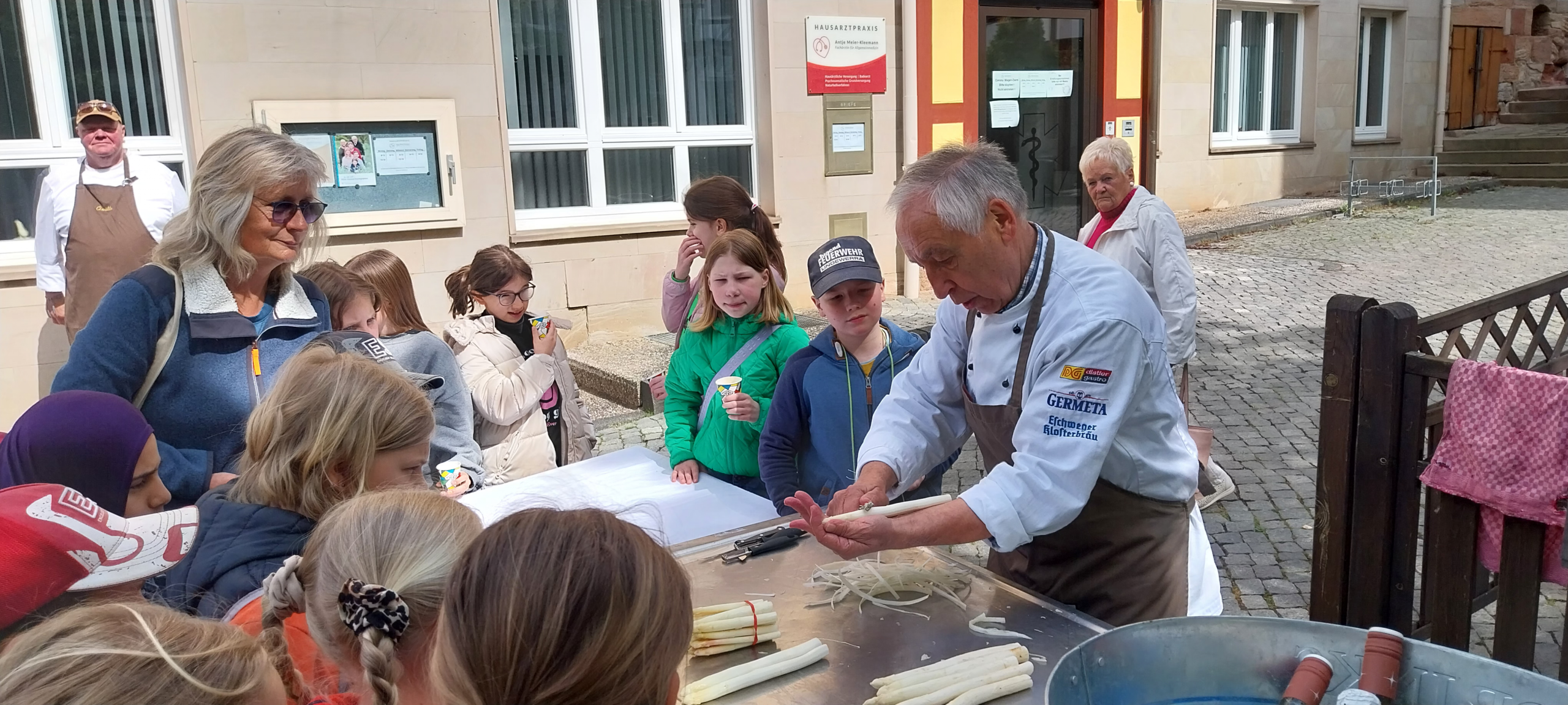 An den Spargel, fertig, los! Schäl-Aktion des Werrataler Köchevereins beschert uns eine 690-Euro-Spende